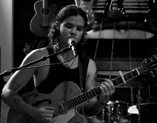 Heitor Vallim: divulgado versão ao vivo de Crashing Waves