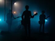 Two Places at Once: mostrando fôlego em novo single e clipe “Breathe”