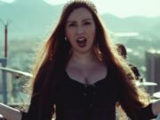 Lyria: canta “Não tente me mudar” em seu novo clipe