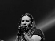 Vocalista do Salário Mínimo anuncia saída da banda