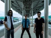 Festina Lente traduz o ócio criativo em diversão lúdica no clipe “Improvisando no Sofá”