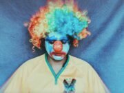 Guevara Songs reflete tempos atuais em single e clipe “Mitomania”