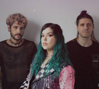 Drenna fala de autoaceitação em ‘Me Desculpa’, último single antes do novo disco