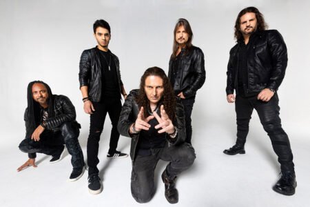 Angra grita contra o jogo dos poderosos com o videoclipe de “Gods of the World” Angra grita contra o jogo dos poderosos com o videoclipe de “Gods of the World”