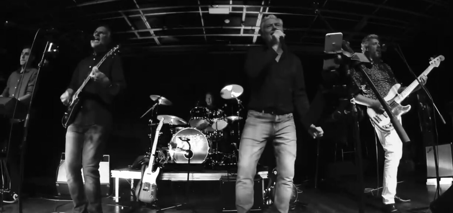 Electric Avenue aborda os primeiros dias de novo emprego com o single