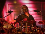 Slipknot demite baterista, cala fãs e apaga postagem em seguida