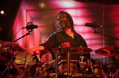 Slipknot demite baterista, cala fãs e apaga postagem em seguida