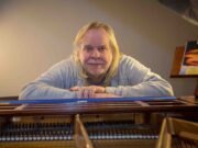 Rick Wakeman traz turnê de despedida com releituras de clássicos do Yes para Curitiba