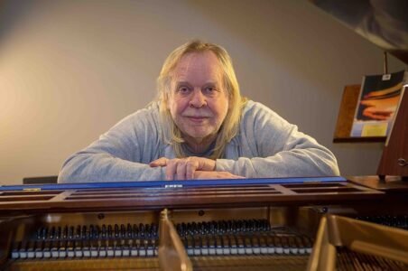 Rick Wakeman traz turnê de despedida com releituras de clássicos do Yes para Curitiba