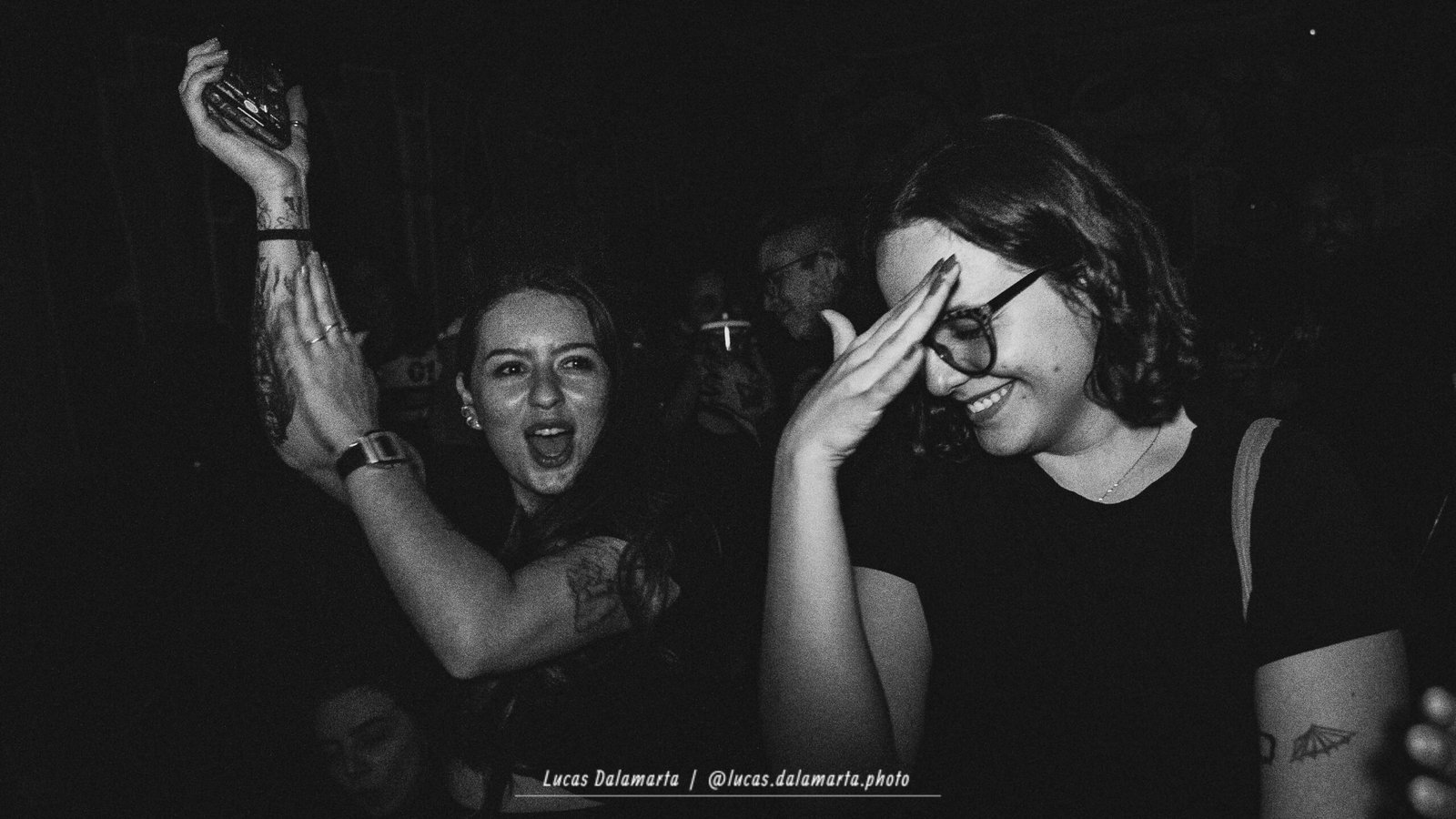 Julia Savian à direita da foto.