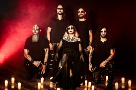 Finita une filosofia, religião e literatura para criar uma mitologia própria em seu novo álbum, “Children of the Abyss”