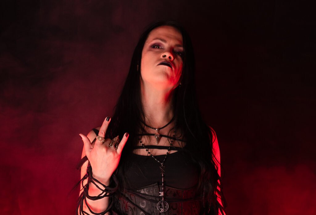 Janette Plaguebreeder, vocalista trans da banda finlandesa de metal extremo, durante apresentação ou ensaio promocional.