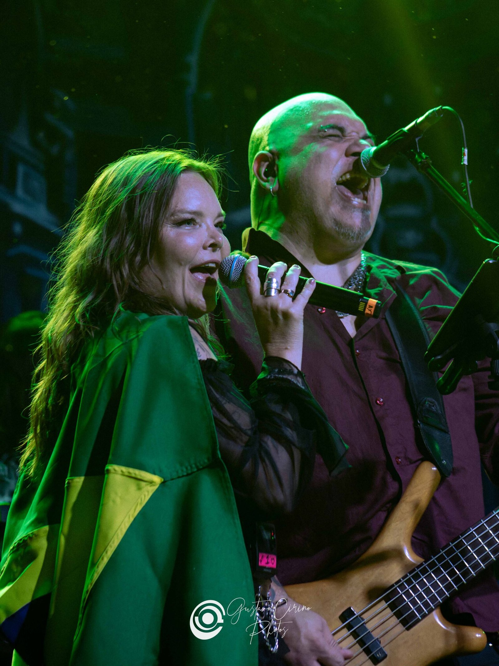 Anette canta Last Ride of the Day, ao lado do baixista Filipe Duarte - foto por Gustavo Cirino