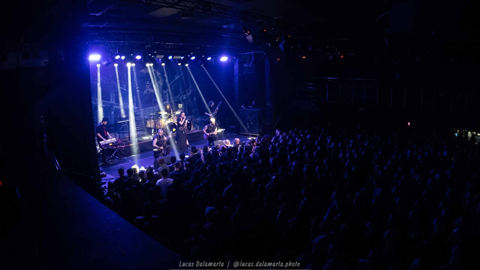 Magistry já contava com uma casa deveras cheia desde o inicio de seu show - foto por Lucas Dalamarta
