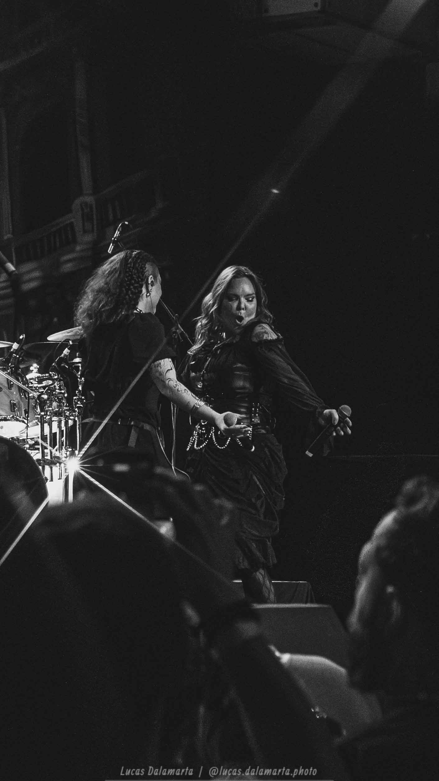 Entusiasmo à mil entre Anette e Lya - foto por Lucas Dalamarta
