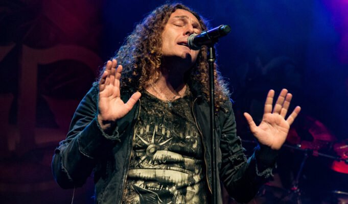Fabio Lione critica anúncio falso que o colocava na abertura de show de Edu Falaschi: “Nem que renascesse sete vezes”