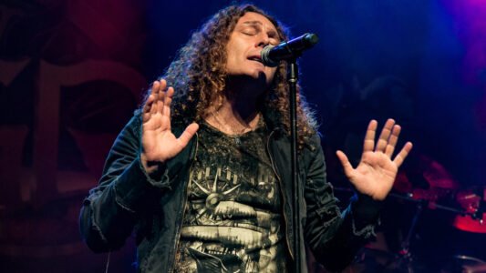 Fabio Lione critica anúncio falso que o colocava na abertura de show de Edu Falaschi: “Nem que renascesse sete vezes”